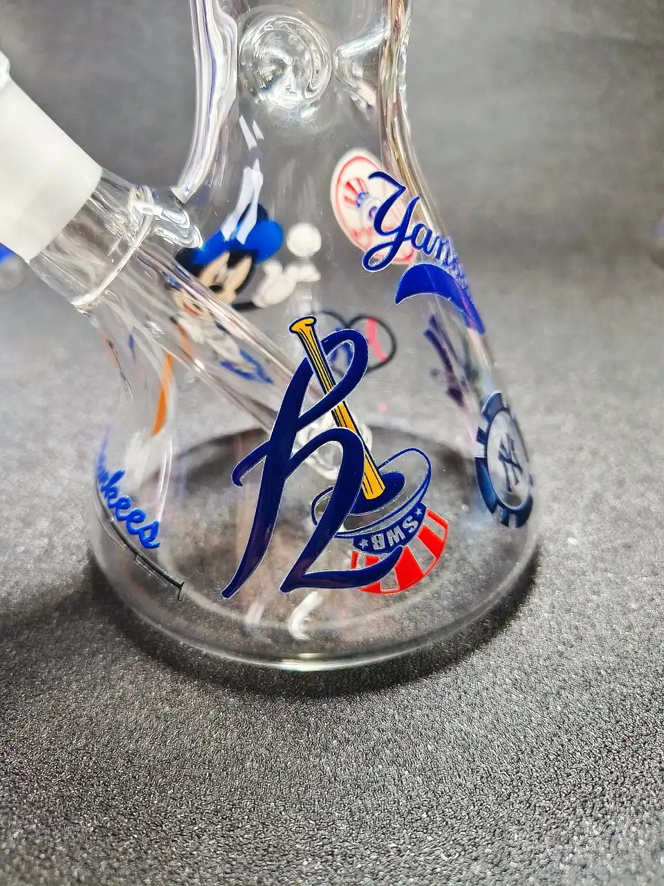 10-Inch New York Yankees Inspired Borosilicate Glass Beaker Bong - Image 6