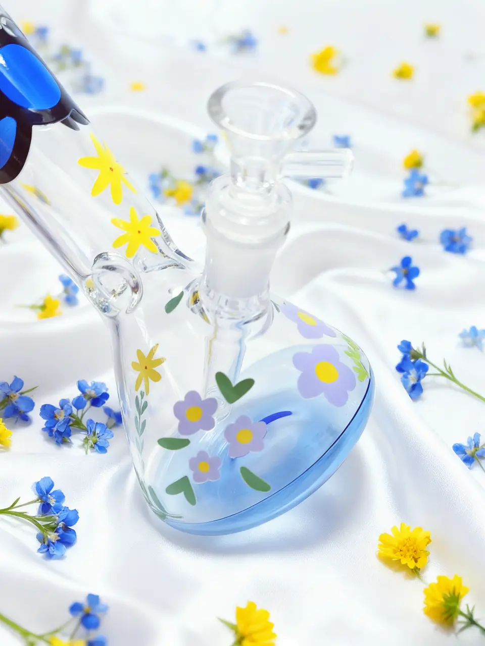 9.5-Inch Hello Kitty Blue Floral Beaker Glass Bong - Image 3