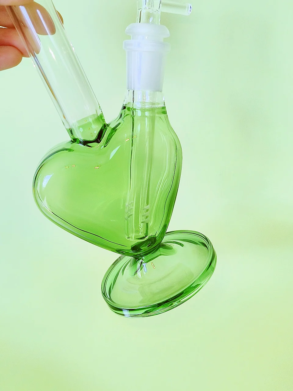 9.5-Inch Green Heart-Shaped Borosilicate Glass Bong - Image 2