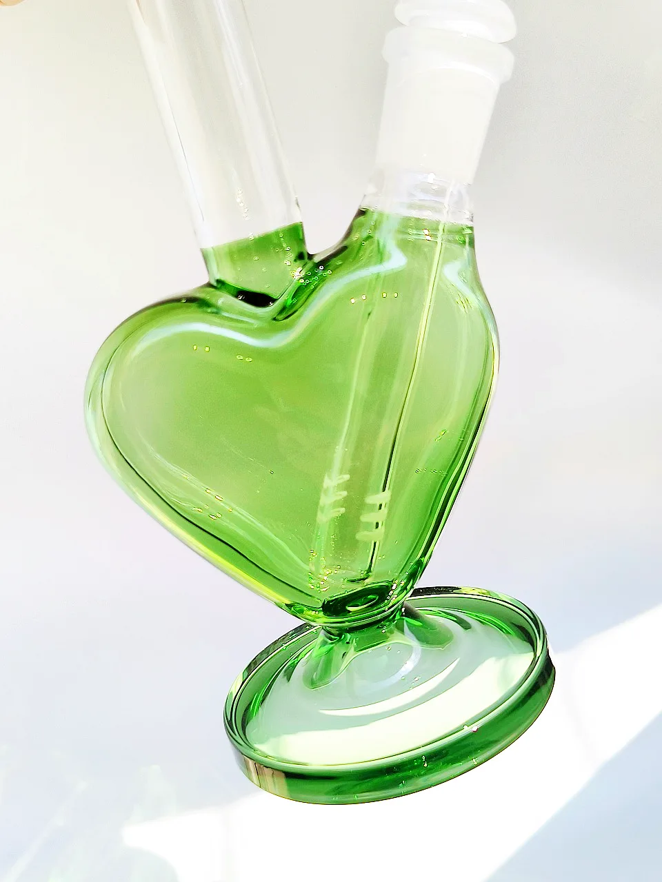 9.5-Inch Green Heart-Shaped Borosilicate Glass Bong - Image 3