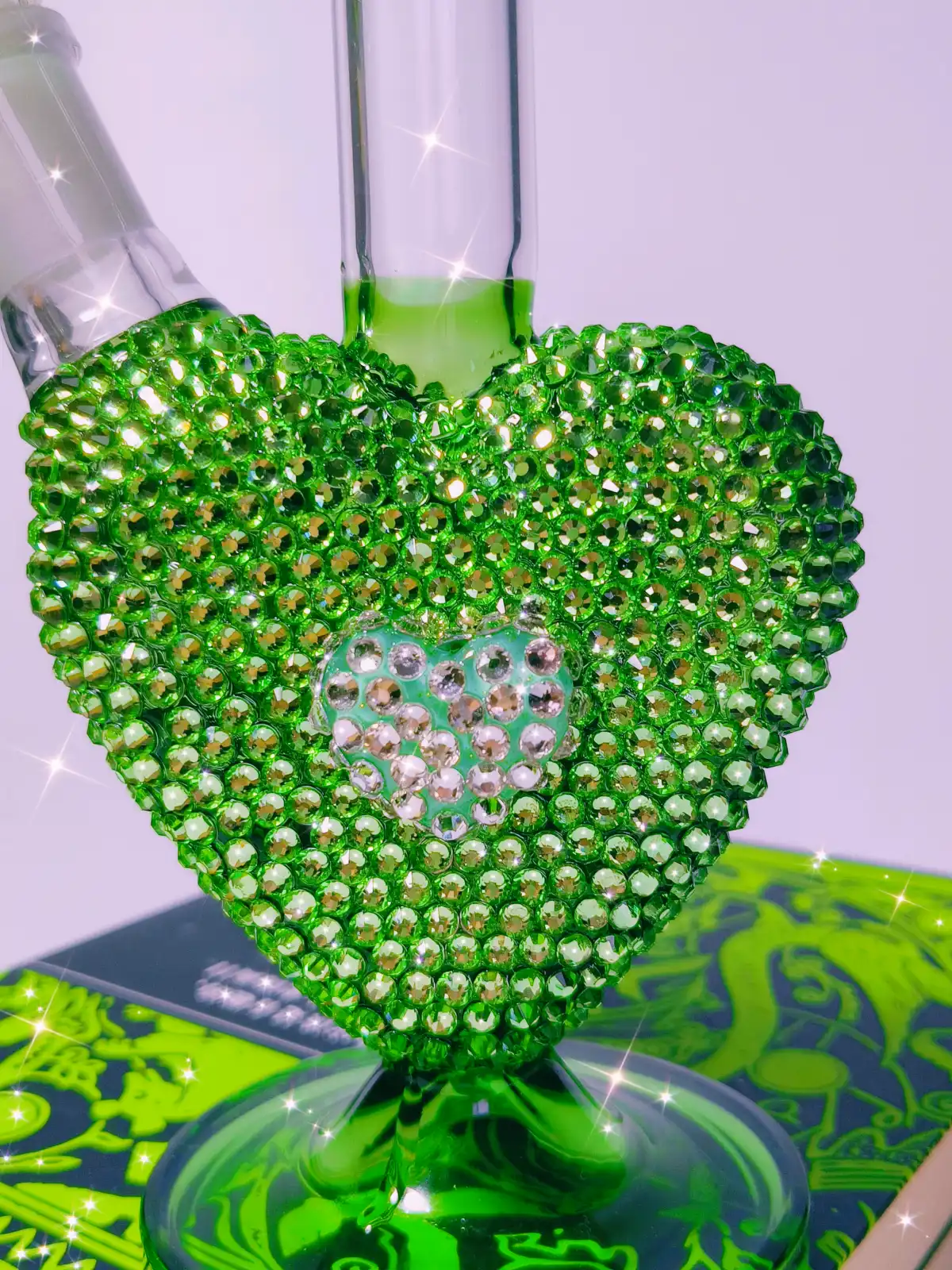 9.5-Inch Green Heart Rhinestone Borosilicate Glass Bong - Image 7
