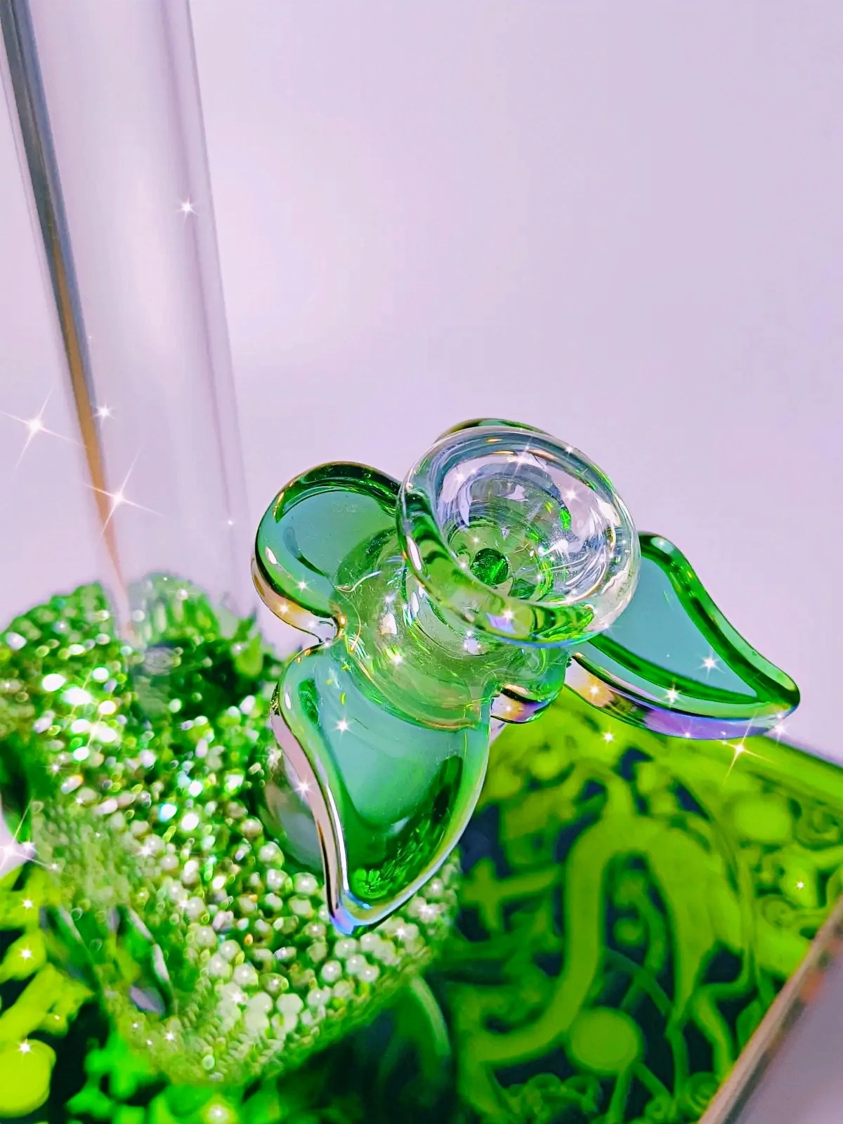 9.5-Inch Green Heart Rhinestone Borosilicate Glass Bong - Image 8