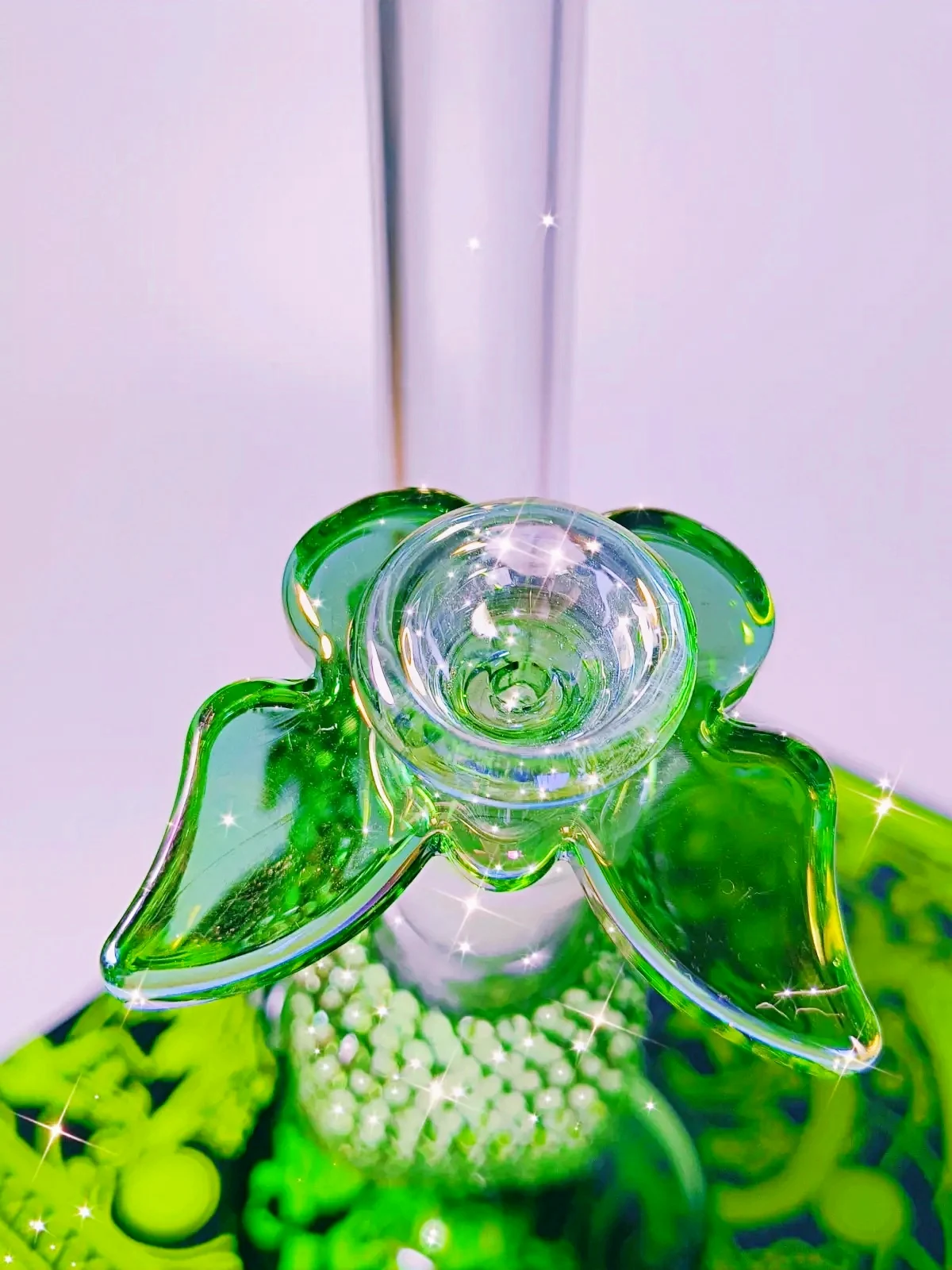 9.5-Inch Green Heart Rhinestone Borosilicate Glass Bong - Image 9
