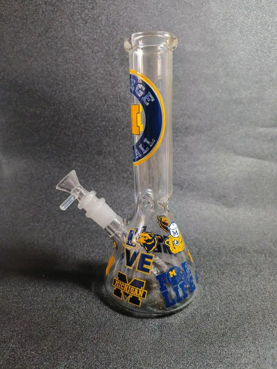 10-Inch Michigan Wolverines-Inspired Beaker Glass Bong - Image 4