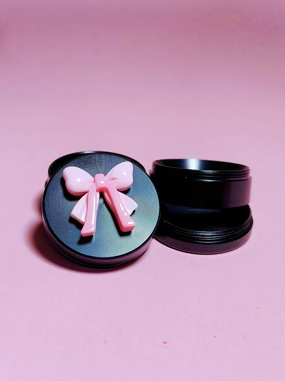 Black Metal 4-Piece Grinder with Pink Bow, 4cm