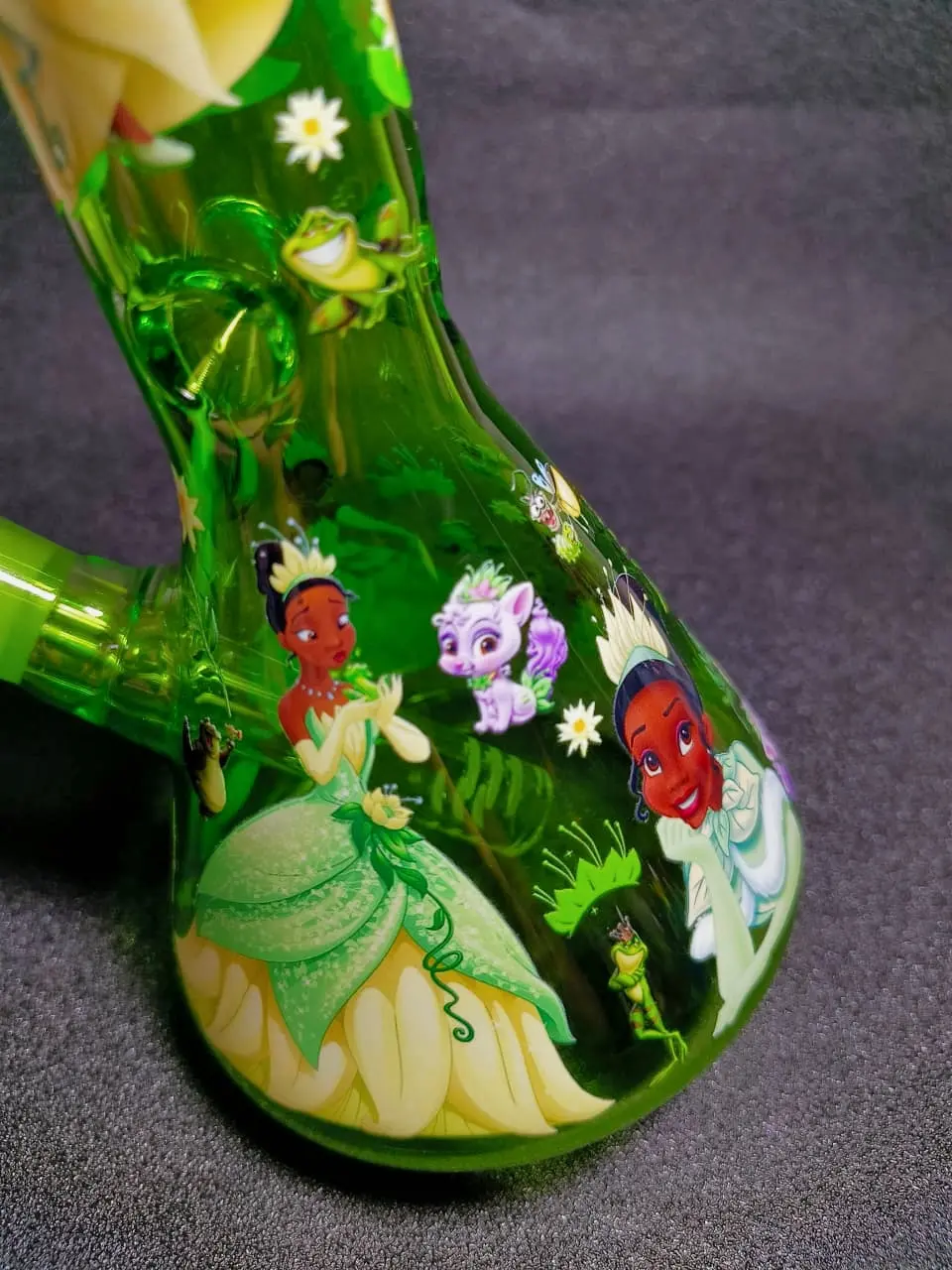 Princess Tiana Inspired 10-Inch Green Beaker Glass Bong with Lily Pad & Frog Artwork - Image 5
