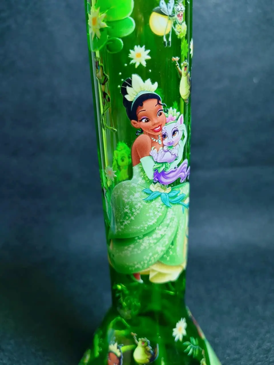 Princess Tiana Inspired 10-Inch Green Beaker Glass Bong with Lily Pad & Frog Artwork - Image 7