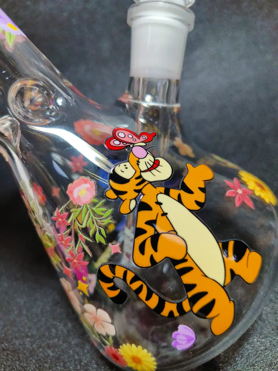 Winnie the Pooh & Tigger Flower Garden 10-Inch Beaker Glass Bong - Image 7